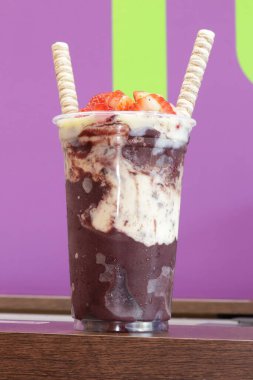 Meyveli Acai Kupası Lezzetli Çilekli