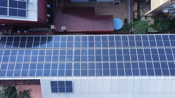 Zdjęcia Dachów Panelami Fotowoltaicznymi Energia Słoneczna — Zdjęcie stockowe