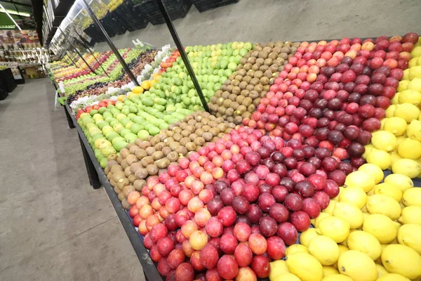 Szelekciós Gyümölcsök Zöldségek Színes Piacon — Stock Fotó