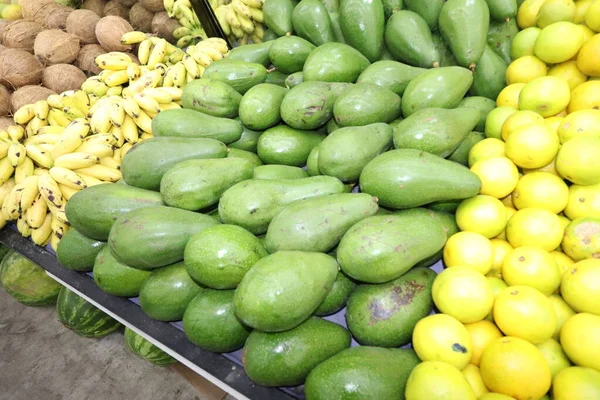 五彩斑斓的蔬菜及水果市场 — 图库照片