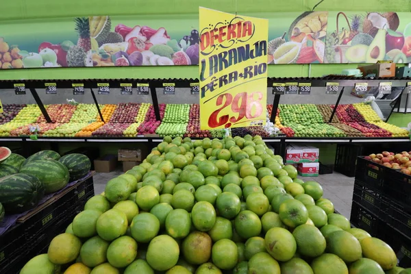 五彩斑斓的蔬菜及水果市场 — 图库照片
