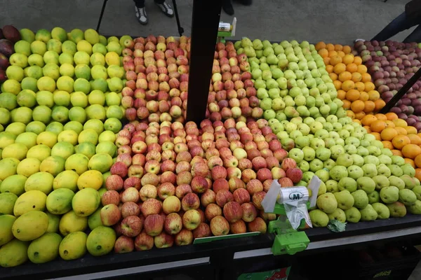 Szelekciós Gyümölcsök Zöldségek Színes Piacon — Stock Fotó