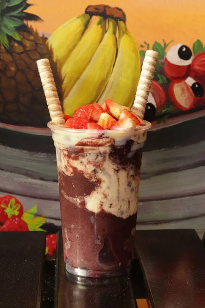 Meyveli Acai Kupası Lezzetli Çilekli