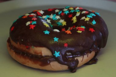 Tatlı çikolatalı donut bisküvisi.