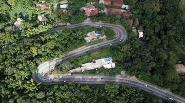 Cinuosa Yolu S kıvrımları Florianopolis 'in yukarısından görülüyor