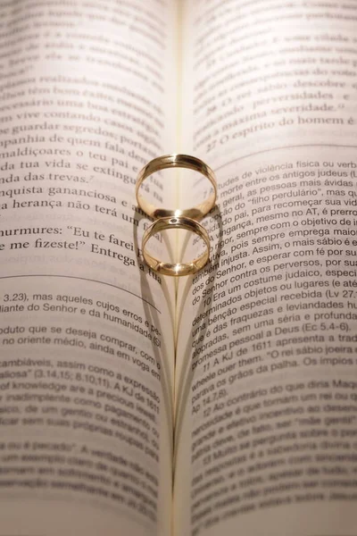 Jegygyűrűk Esküvői Biblia Szent Könyv — Stock Fotó
