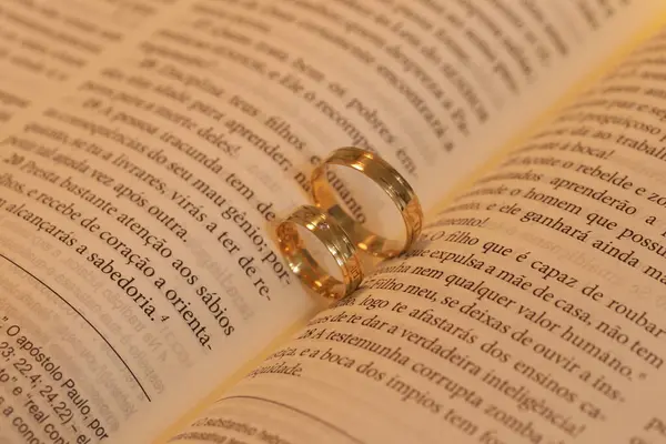 Jegygyűrűk Esküvői Biblia Szent Könyv — Stock Fotó