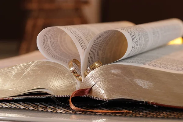 結婚指輪 結婚式聖書の聖書 — ストック写真