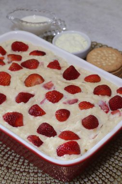 Bisküvili Çilekli Turta