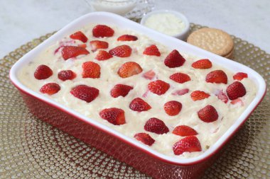 Bisküvili Çilekli Turta