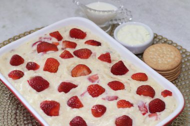 Bisküvili Çilekli Turta