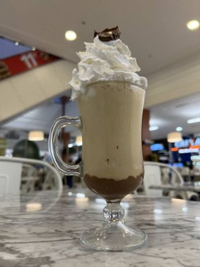 Cappuccino ve Chantilly kremalı bardak.