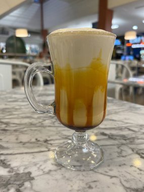 Cappuccino ve Chantilly kremalı bardak.