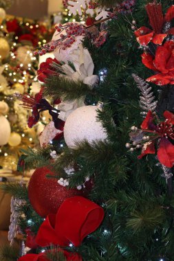 Süsler ve Noel Ağaçları Dekorasyonu