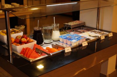 Otel kahvaltısı ekmekleri, meyveler ve meyve suları