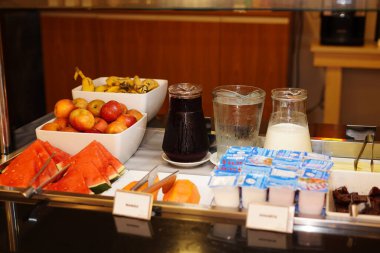 Otel kahvaltısı ekmekleri, meyveler ve meyve suları