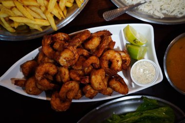 Patatesli karides porsiyonu.