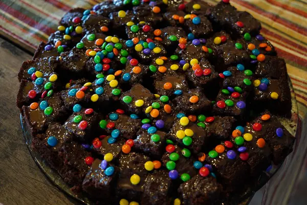 Kremalı çikolatalı pasta ve brigadeiro.