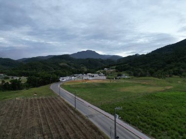 Santo Amaro da Imperatriz 'deki tarlalar ve dağlar