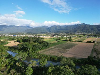 Santo Amaro da Imperatriz 'deki tarlalar ve dağlar
