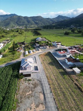 Santo Amaro da Imperatriz 'deki tarlalar ve dağlar