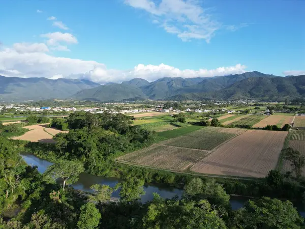 Santo Amaro da Imperatriz 'deki tarlalar ve dağlar