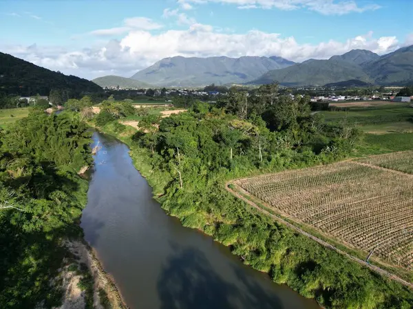 Santo Amaro da Imperatriz 'deki tarlalar ve dağlar
