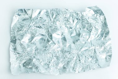 Parlak, yansıtıcı bir yüzeyi ve karmaşık bir dokusu olan buruşuk alüminyum folyo. Arkaplan, ambalaj veya soyut tasarımlar, metalik tonların ve ışık yansımalarının sergilenmesi için ideal.