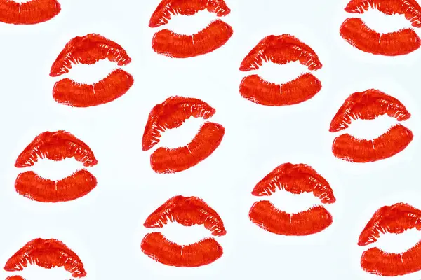 Canlı kırmızı dudak izleri şık bir şekilde dağılmış. Cesur ve kadınsı bir tasarım, kozmetik, moda markalaşması, aşk temalı tasarımlar ve dijital arka planlar için ideal. Kırmızı ruj izi..