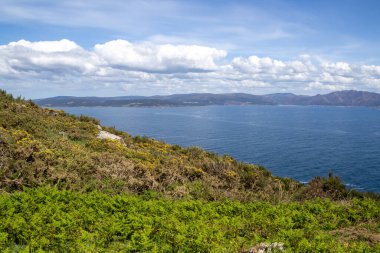 Cabo de Finisterre kayalıkları ve Atlantik Okyanusu, Galiçya, İspanya 'nın göz kamaştırıcı manzarası. 