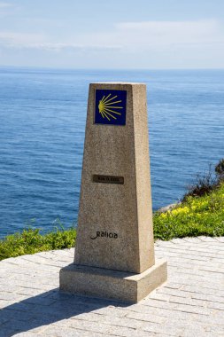 Finisterre, A Corua 'daki Son İşaret (El ltimo Mojn) heykeli, Camino de Santiago' nun nefes kesici Atlantik kıyılarıyla sonunu sembolize eder.