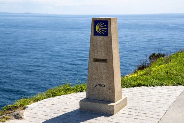 Finisterre, A Corua 'daki Son İşaret (El ltimo Mojn) heykeli, Camino de Santiago' nun nefes kesici Atlantik kıyılarıyla sonunu sembolize eder.