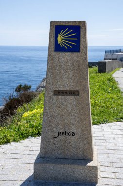 Finisterre, A Corua 'daki Son İşaret (El ltimo Mojn) heykeli, Camino de Santiago' nun nefes kesici Atlantik kıyılarıyla sonunu sembolize eder.