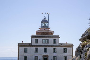 Finisterre Deniz Feneri, İspanya 'nın Galiçya kentindeki kayalık bir uçurumda gün batımında Atlantik Okyanusu' na bakıyor. 1853 'te inşa edilmiş, dünyanın efsanevi sonunu simgeliyor..