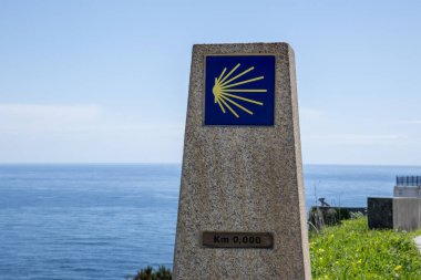 Finisterre, A Corua 'daki Son İşaret (El ltimo Mojn) heykeli, Camino de Santiago' nun nefes kesici Atlantik kıyılarıyla sonunu sembolize eder.