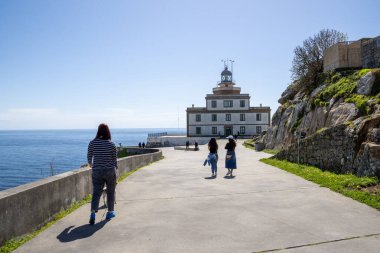 Finisterre Deniz Feneri, İspanya 'nın Galiçya kentindeki kayalık bir uçurumda gün batımında Atlantik Okyanusu' na bakıyor. 1853 'te inşa edilmiş, dünyanın efsanevi sonunu simgeliyor..