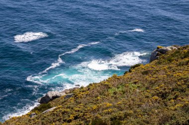 Cabo de Finisterre kayalıkları ve Atlantik Okyanusu, Galiçya, İspanya 'nın göz kamaştırıcı manzarası. 