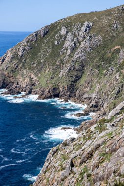 Cabo de Finisterre kayalıkları ve Atlantik Okyanusu, Galiçya, İspanya 'nın göz kamaştırıcı manzarası. 