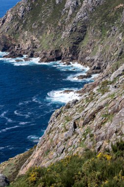 Cabo de Finisterre kayalıkları ve Atlantik Okyanusu, Galiçya, İspanya 'nın göz kamaştırıcı manzarası. 