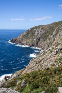 Cabo de Finisterre kayalıkları ve Atlantik Okyanusu, Galiçya, İspanya 'nın göz kamaştırıcı manzarası. 