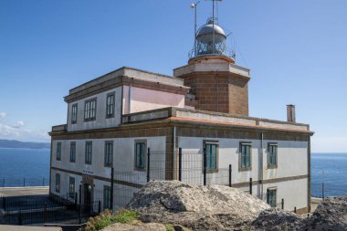 Finisterre Deniz Feneri, İspanya 'nın Galiçya kentindeki kayalık bir uçurumda gün batımında Atlantik Okyanusu' na bakıyor. 1853 'te inşa edilmiş, dünyanın efsanevi sonunu simgeliyor..