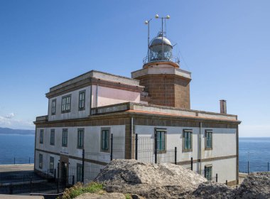 Finisterre Deniz Feneri, İspanya 'nın Galiçya kentindeki kayalık bir uçurumda gün batımında Atlantik Okyanusu' na bakıyor. 1853 'te inşa edilmiş, dünyanın efsanevi sonunu simgeliyor..