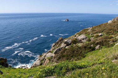Cabo de Finisterre kayalıkları ve Atlantik Okyanusu, Galiçya, İspanya 'nın göz kamaştırıcı manzarası. 