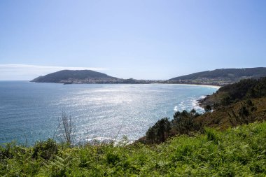 Cabo de Finisterre kayalıkları ve Atlantik Okyanusu, Galiçya, İspanya 'nın göz kamaştırıcı manzarası. 