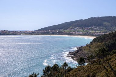 Cabo de Finisterre kayalıkları ve Atlantik Okyanusu, Galiçya, İspanya 'nın göz kamaştırıcı manzarası. 