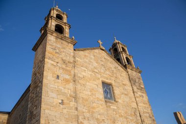  İspanya 'nın Muxa kentindeki A Virxe da Barca' nın mabedi dramatik Atlantik uçurumlarına tünedi. Camino de Santiago 'da önemli bir durak. Gün batımı.
