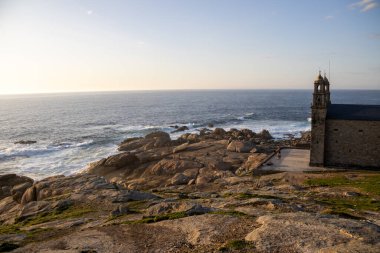 Muxa Deniz Feneri Costa da Morte 'de kayalık bir uçurumda, A Corua, Galiçya, İspanya. Camino de Santiago 'nun sonunda dramatik Atlantik deniz manzarası.