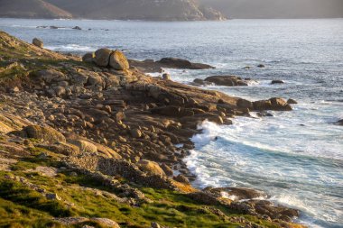 Muxa Deniz Feneri Costa da Morte 'de kayalık bir uçurumda, A Corua, Galiçya, İspanya. Camino de Santiago 'nun sonunda dramatik Atlantik deniz manzarası.