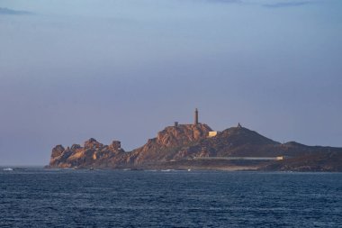 Efsanevi Costa da Morte, Galiçya 'da bulunan Faro de Muxa' dan çarpıcı deniz manzarası. Rüzgarlı uçurumlar ve okyanus dalgaları görkemli bir sahil manzarası yaratır..