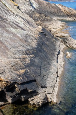 Kuzey İspanya 'nın Galiçya kıyı bölgesinde Ribadeo yakınlarında engebeli uçurumlar ve Atlantik sularıyla çevrili Pancha Adası deniz feneri..
